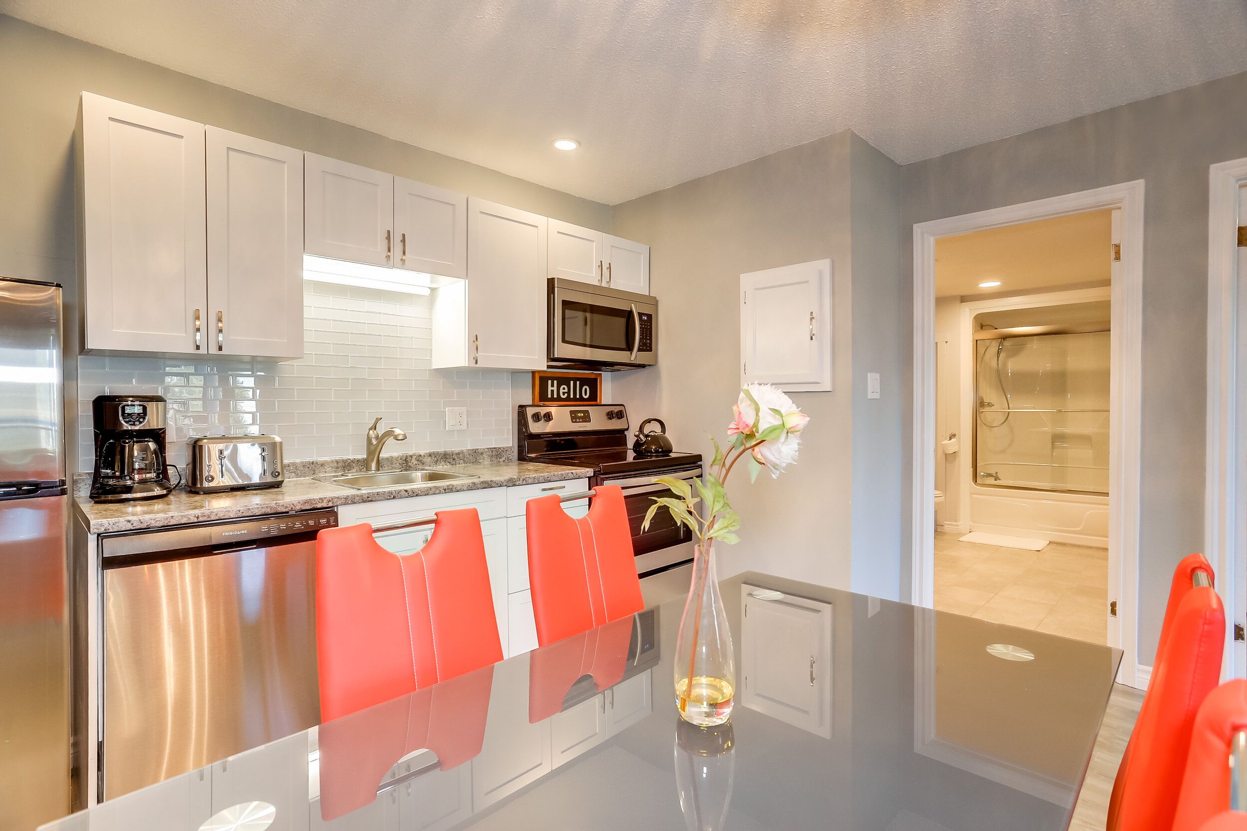 Family Friendly Modern & Chic Condo - Your Sanctuary Suite. Welcome gift.