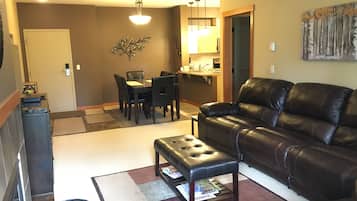 Smart-TV, Kamin, DVD-Player, Bücher