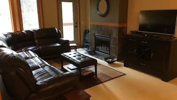 Smart-TV, Kamin, DVD-Player, Bücher