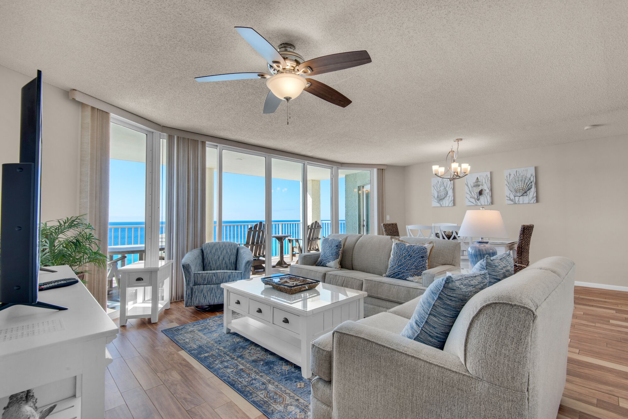 Een televisie en een dvd-speler