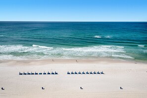 Accommodatie ligt op het strand, ligstoelen