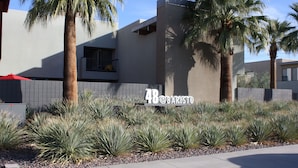 A modern building with a minimalist design, featuring a mix of concrete and glass elements. - Palm Springs - Central & Modern! (Palm Springs)