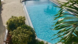 Une piscine avec vue sur la plage et l’océan.