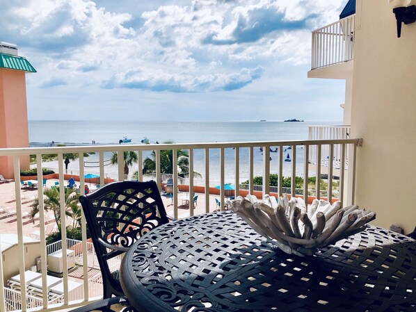 Outdoor dining - AMAZING COMPLETELY RENOVATED GULF VIEW 3BR2BA CONDO (Indian Shores)