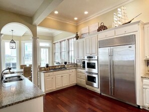 冷蔵庫、電子レンジ、オーブン、コンロ