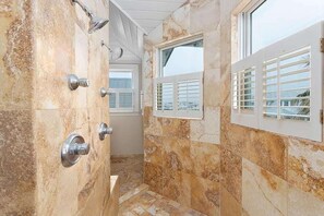 Combined shower/bathtub, jetted bath, hair dryer, towels - Three Friends Cottage - Fabulous Beach Home! w/ elevator (St Simons Island)