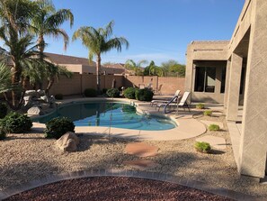 Una piscina al aire libre, una piscina climatizada