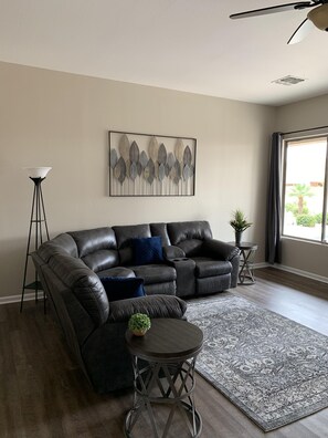 Smart TV, lareira, DVD player