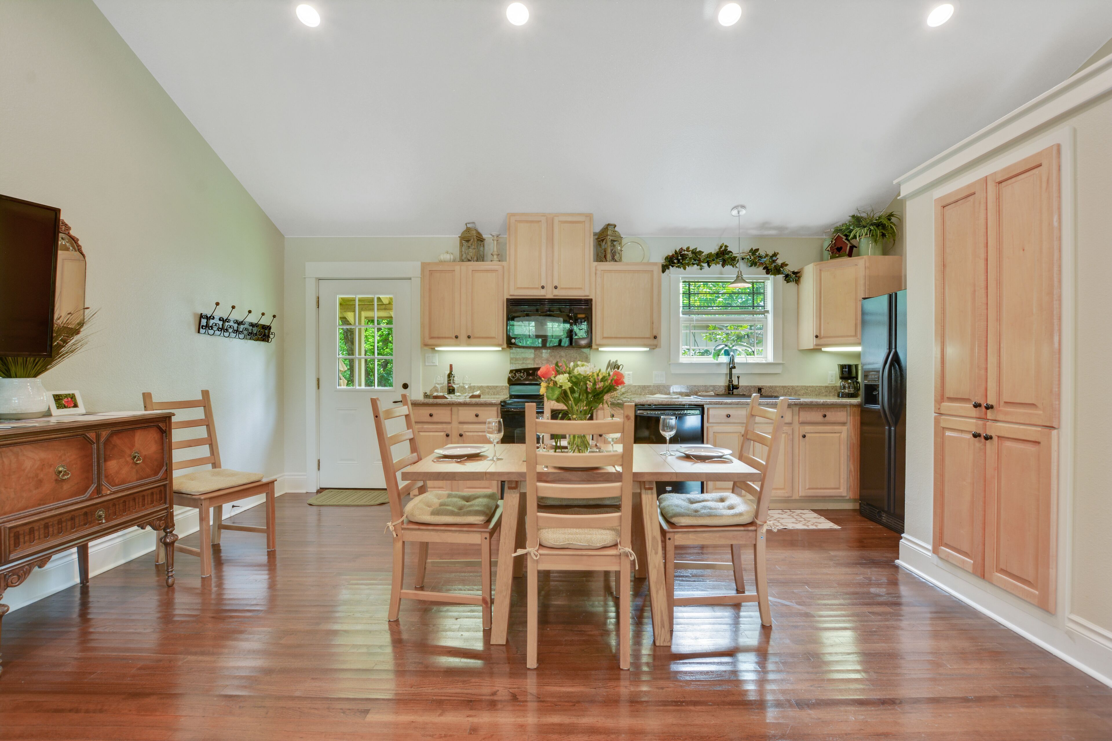 COLLEGE STREET COTTAGES- GEORGETOWN SQUARE AREA  - HISTORIC DISTRICT