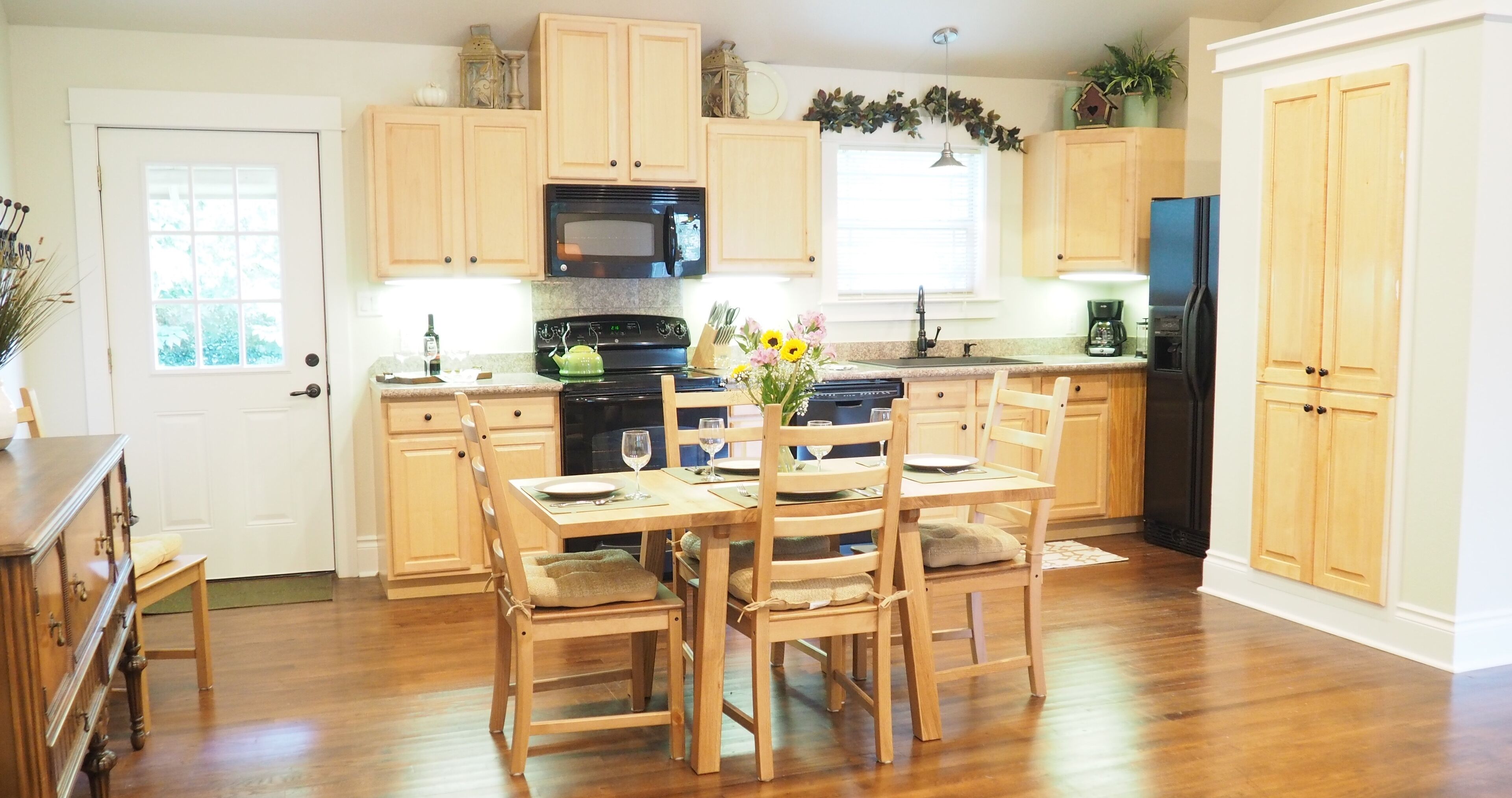 COLLEGE STREET COTTAGES- GEORGETOWN SQUARE AREA  - HISTORIC DISTRICT