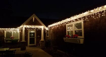 Cozy & Comfy, 1 Blk to Beach & 2 Blks to Promenade, Hot Tub, Firepit, BBQ