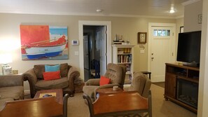 Smart TV, caminetto, lettore DVD, tavolo da ping pong