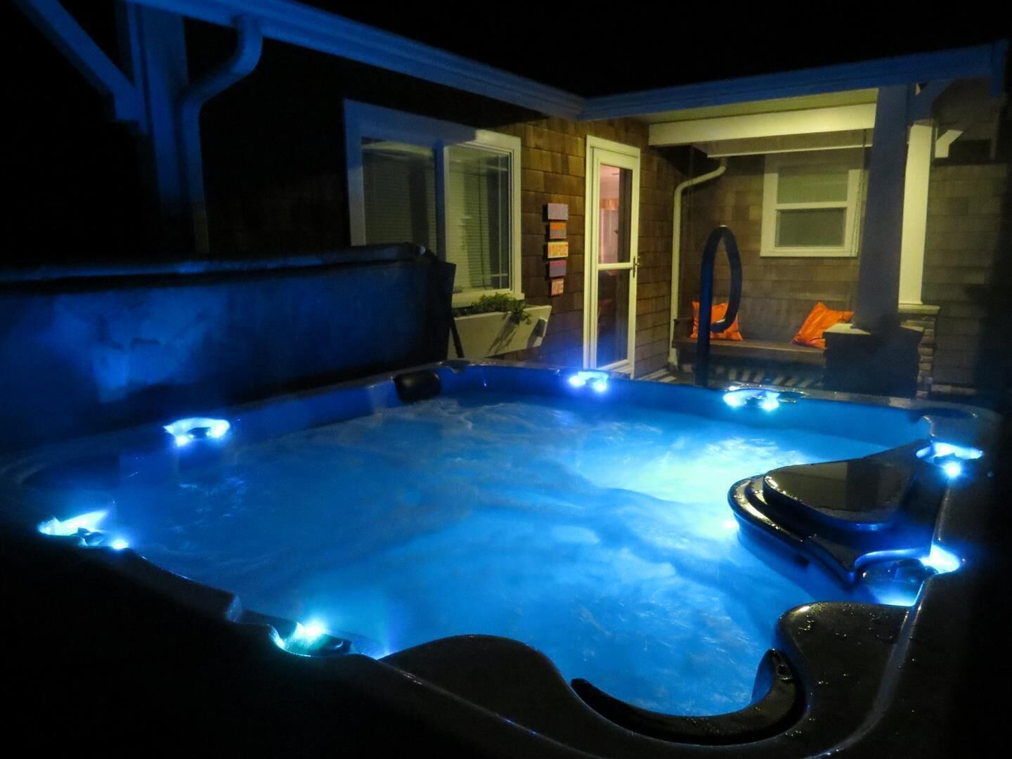 Large hot tub- comfortably seats six.  Close to Cottage front door.