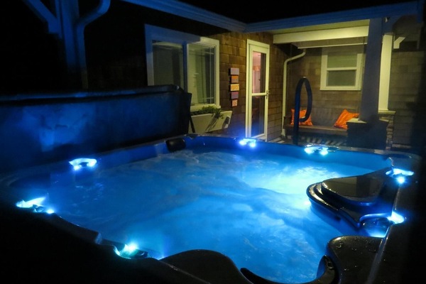 Large hot tub- comfortably seats six. Close to Cottage front door.