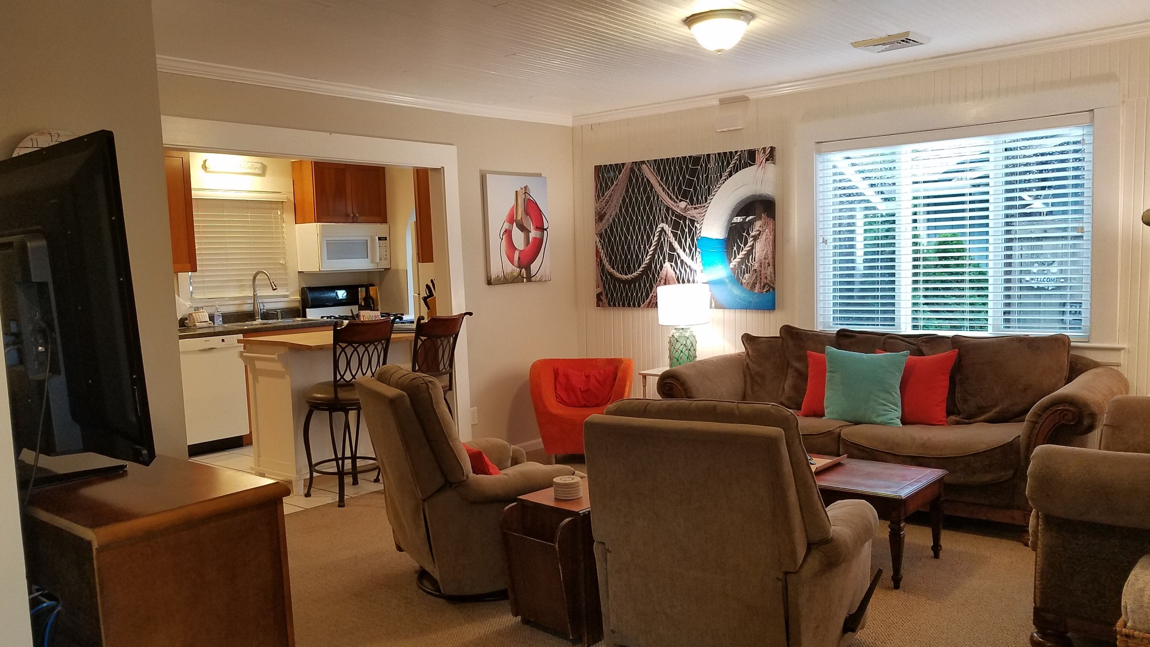 Cozy & Comfy, 1 Blk to Beach & 2 Blks to Promenade, Hot Tub, Firepit, BBQ