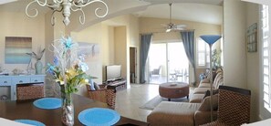 Smart TV, reproductor de DVD, futbolito y libros 