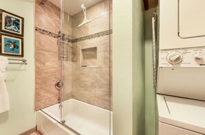 Baignoire, sèche-cheveux, serviettes fournies