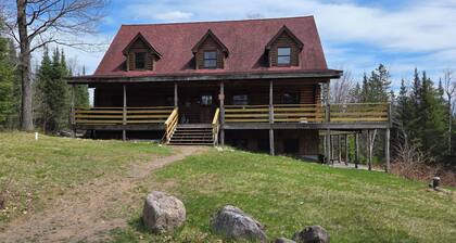 Log Home in the NATIONAL FOREST. ATV/SNOWMOBILE TRAIL CROSS OUR PROPERTY