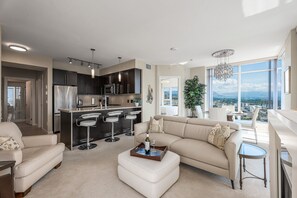 Smart TV, fireplace, books, stereo