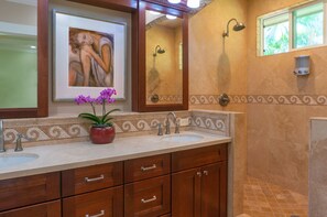 Combined shower/tub, jetted tub, hair dryer, towels
