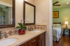 Combined shower/tub, jetted tub, hair dryer, towels - Large Home With An Amazing Kitchen In Princeville.   (Princeville)