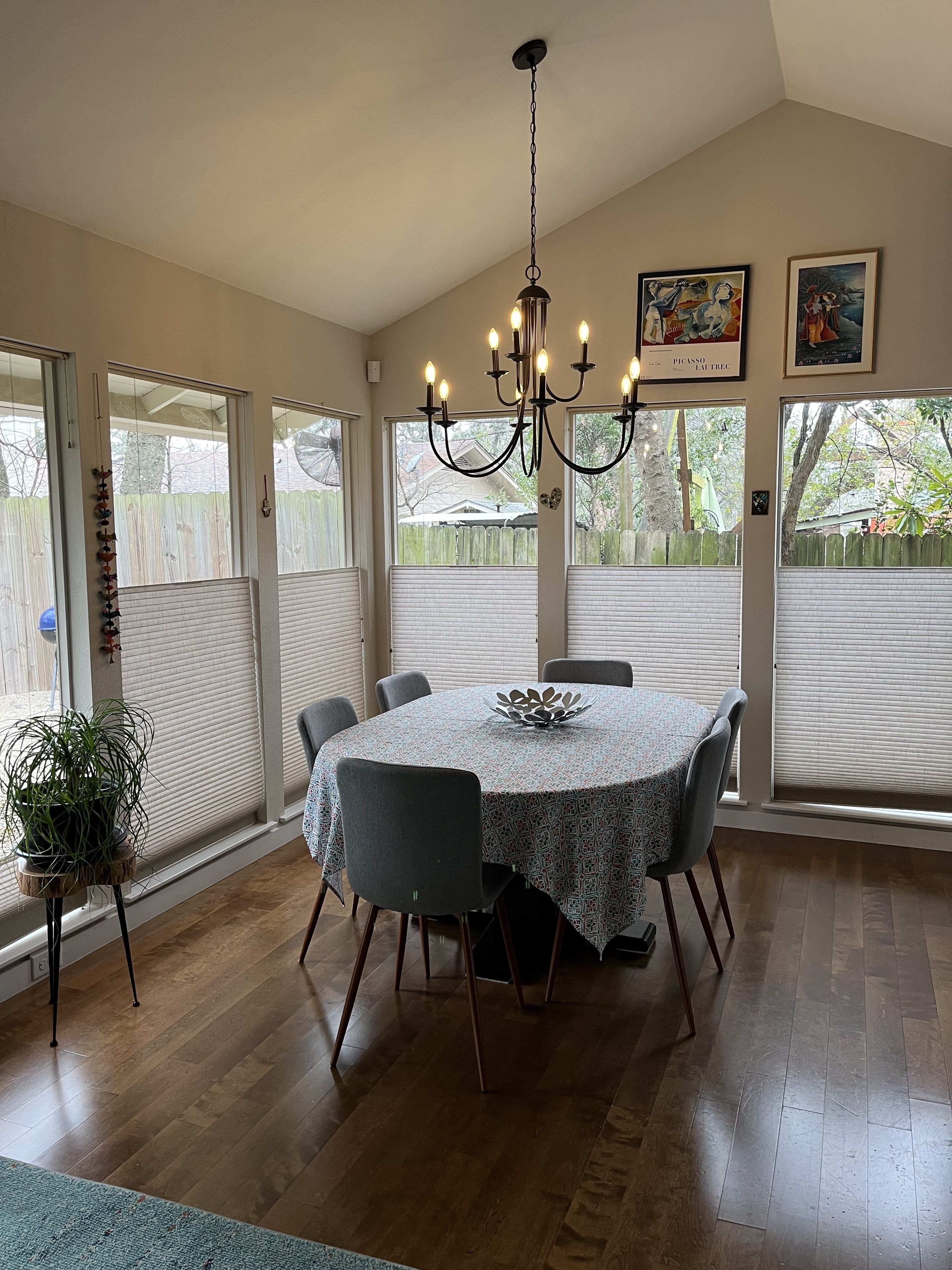 Bright, beautiful, pet-friendly 2/2/ home, great S. Austin location!