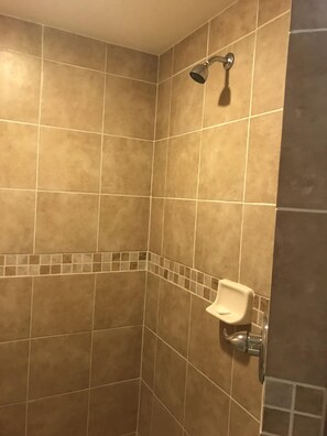 Douche, sèche-cheveux, serviettes fournies, savon