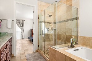 Combined shower/bathtub, hair dryer, towels - Luxurious Sea Crest Oceanview Villa- by Main Beach (Santa Cruz)