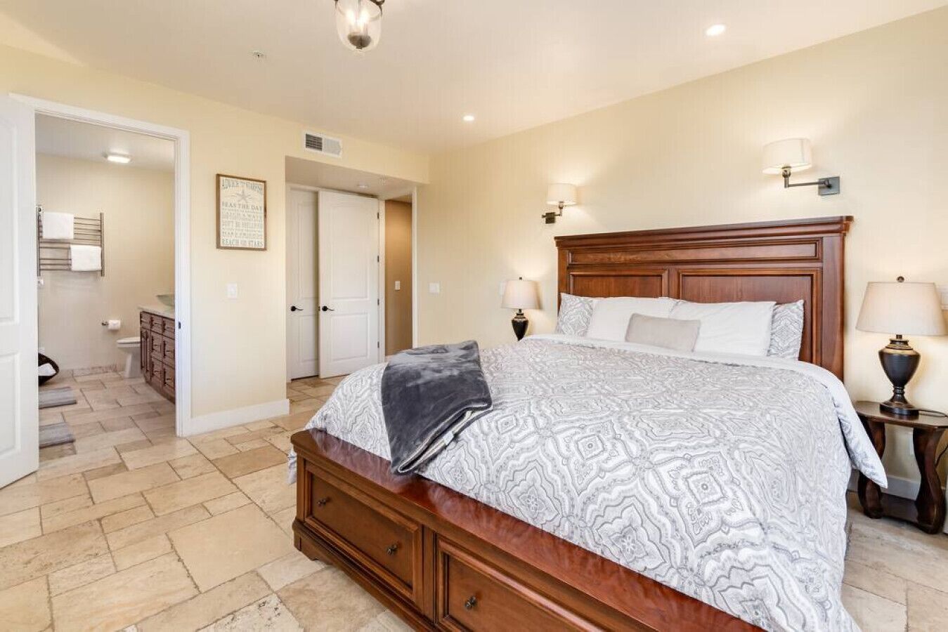 4 chambres, bureau, fer et planche à repasser, lit de bébé portatif