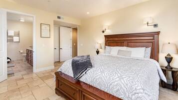 4 chambres, bureau, fer et planche à repasser, lit de bébé portatif