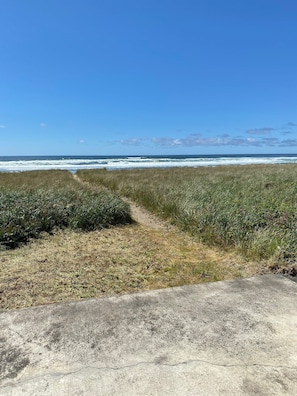 På stranden och solstolar