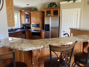 ثلاجة، مي�كروويف، فرن، موقد طهي مسطح