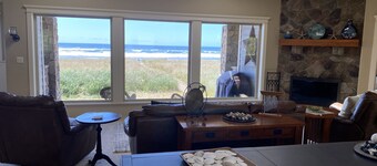 Beach Star - Classic, Elegant & Comfortable Beachfront Home!