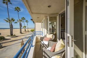 Property grounds - TWO STORY 5 BEDROOM OCEANFRONT HOME (Newport Beach)