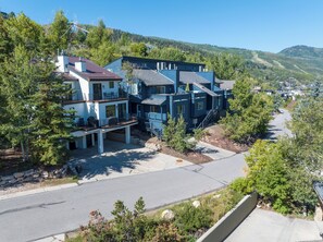 Exterior - 3Bed 3Bath, Private Hot Tub, 5 Minute Walk to Main Street, Town Ski Lift & More! (Park City)