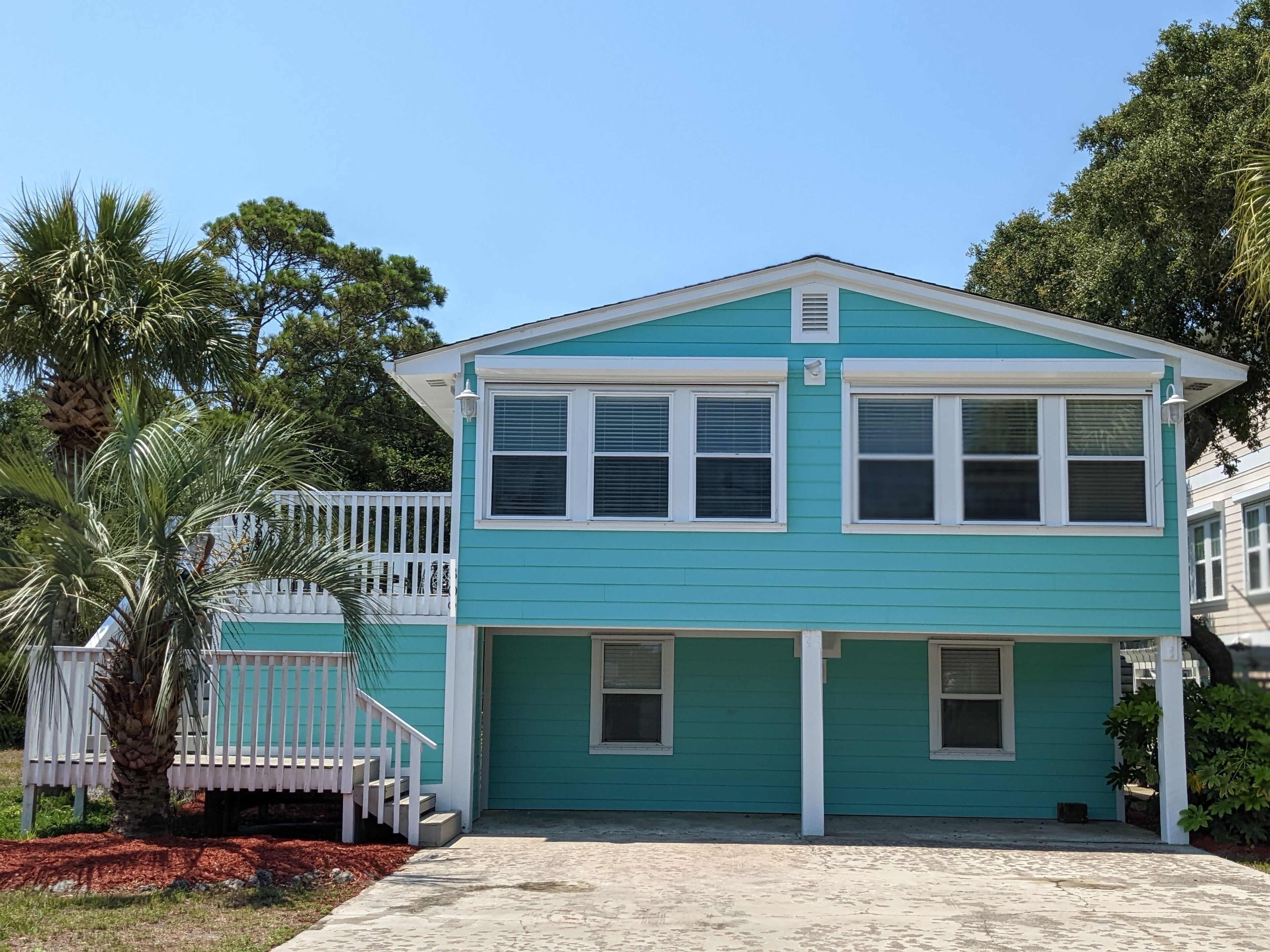Oasis from the everyday! LESS THAN 5 MINUTE WALK TO BEACH! Rates include linens