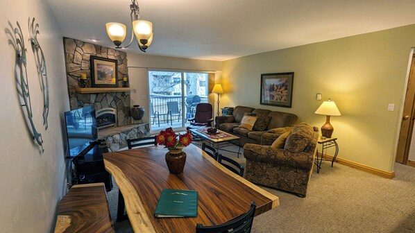 Télévision, cheminée, lecteur de DVD