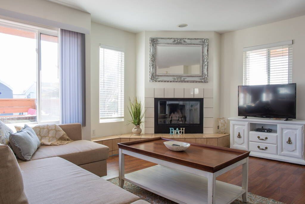 LOCATION AND VALUE! 3 Bed, 2 Bath, 2 Parking Spots, Top Level with Water Views