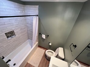 Ensemble douche/baignoire, serviettes fournies