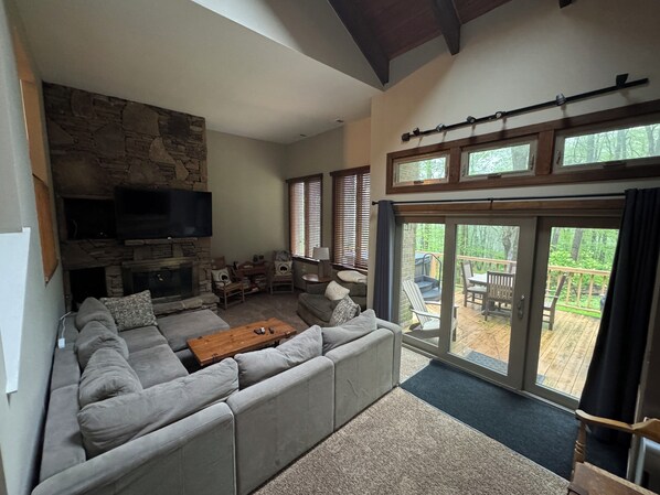 Smart TV - Mountain Haven – 4BR/4BA Hot Tub & Shuttle to Ski Slopes! (Champion)