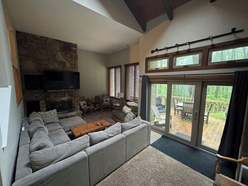 Mountain Haven – 4BR/4BA Hot Tub & Shuttle to Ski Slopes!