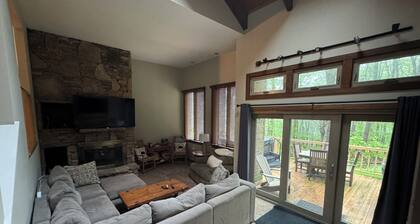 Mountain Haven – 4BR/4BA Hot Tub & Shuttle to Ski Slopes!