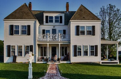 Newport - Exclusive Renfrew Park Beach House Waterview Apartment, Central A/C