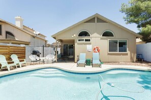 Lämmitetty uima-allas