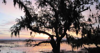 Central to Beaufort, HHI, birding refuges, Parris Island. Pet & family friendly.