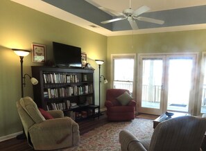 Smart-tv, speelgoed, boeken en een stereo