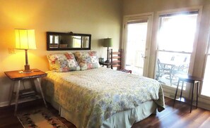 2 slaapkamers, een bureau, een strijkplank/strijkijzer, gratis wifi