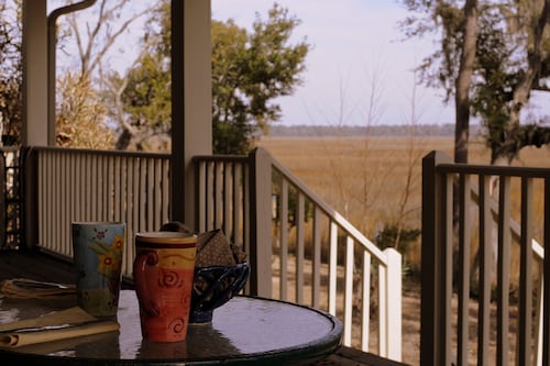 Pet-& family friendly, handi-capable marshfront cottage between HHI and Beaufort