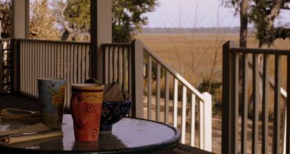Pet-& family friendly, handi-capable marshfront cottage between HHI and Beaufort