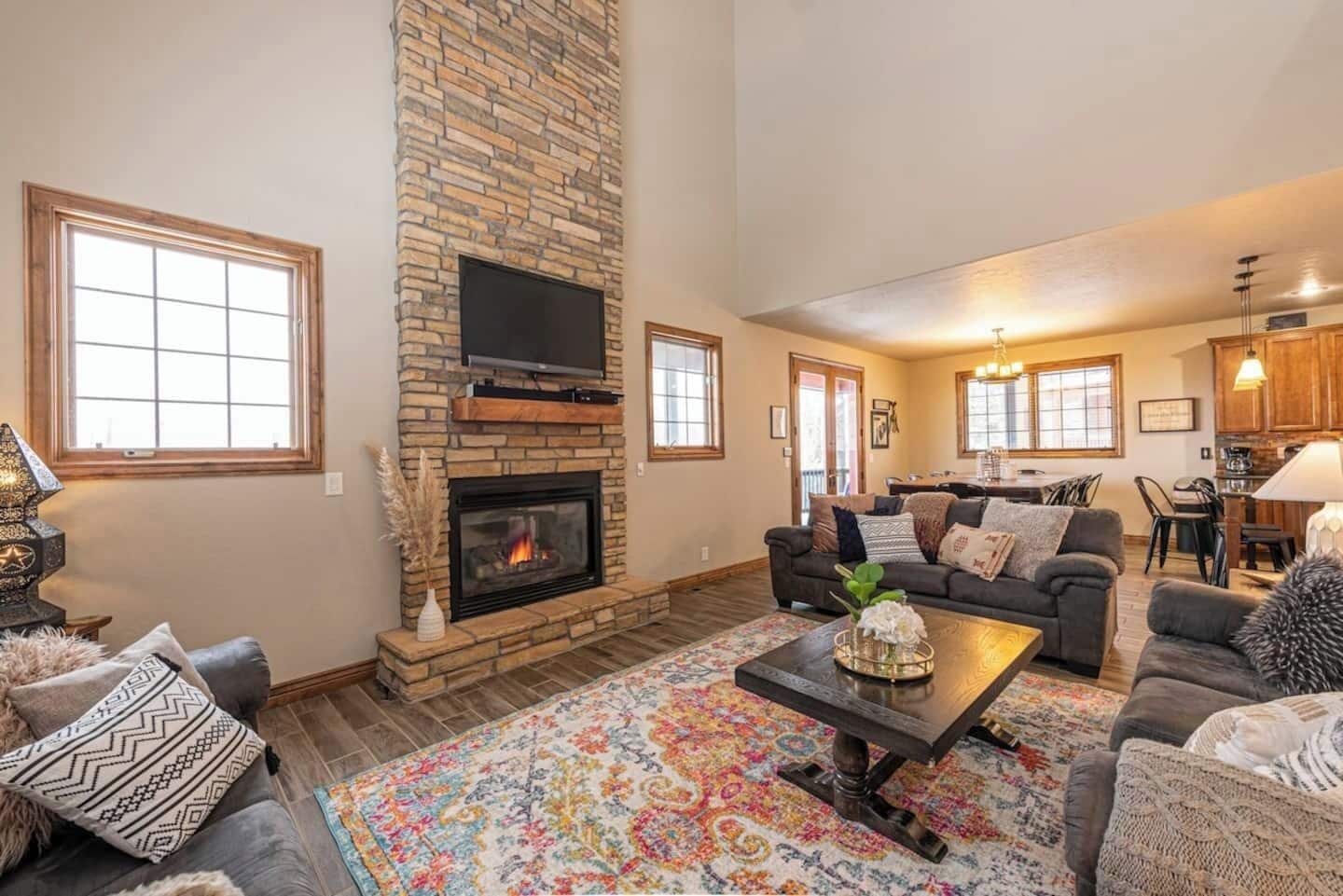 薄型テレビ、暖炉、テレビゲーム機